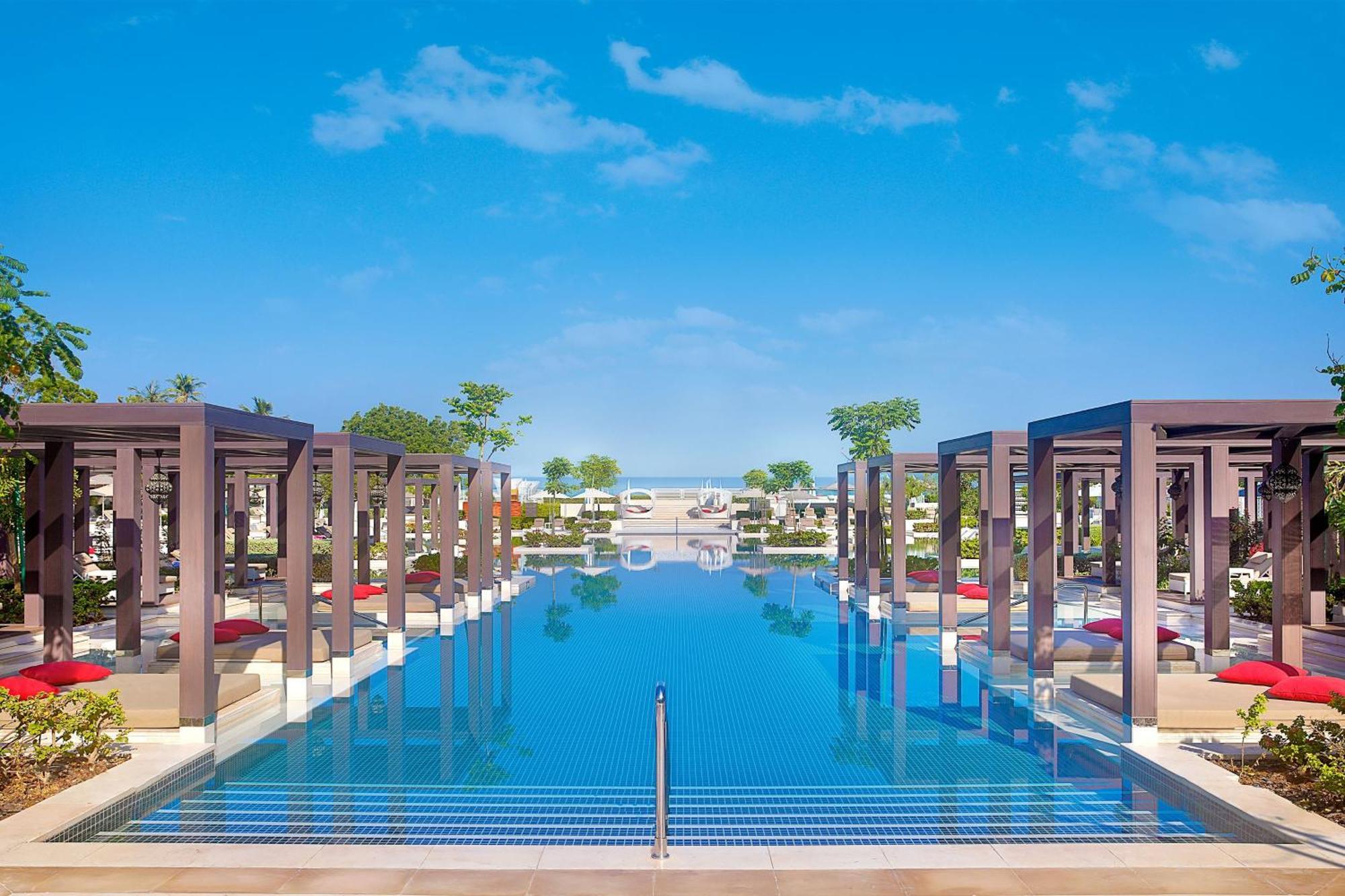 W Muscat Hotel Ngoại thất bức ảnh The pool at the resort