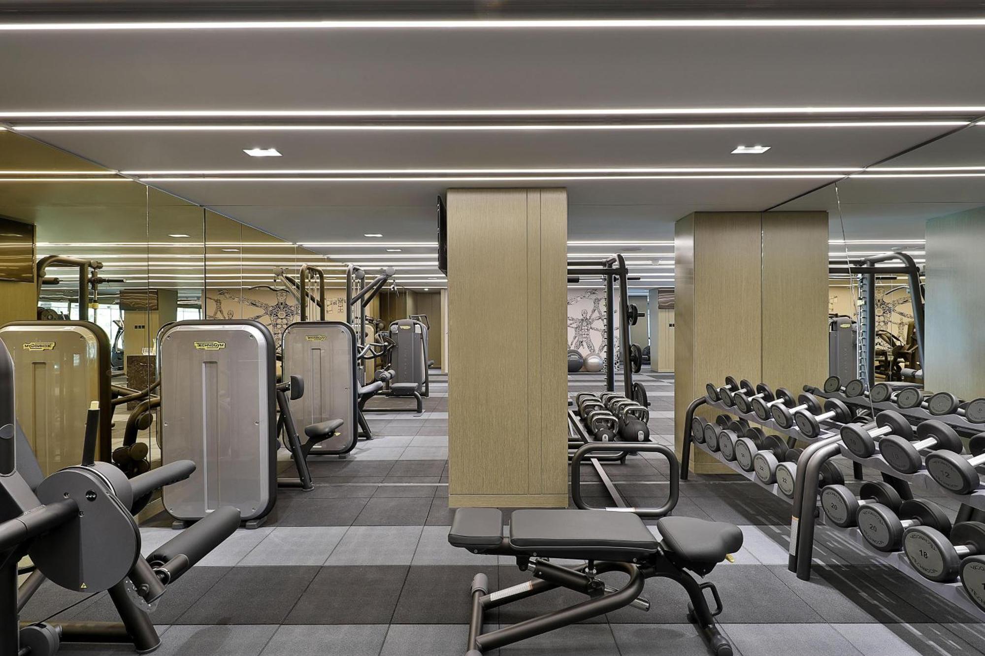 W Muscat Hotel Ngoại thất bức ảnh The gym at The Dorchester